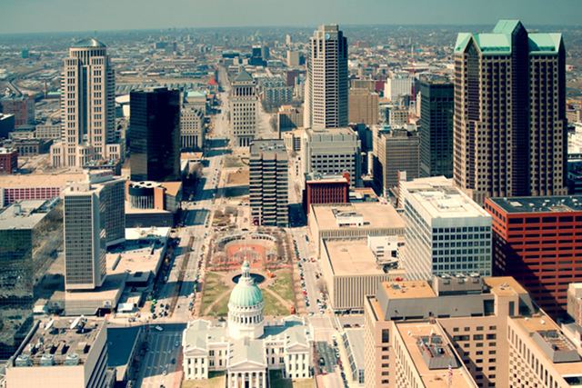 St Louis, where a six-week-old kitten was saved. Image by Jonathan Lenzz (via Shutterstock).